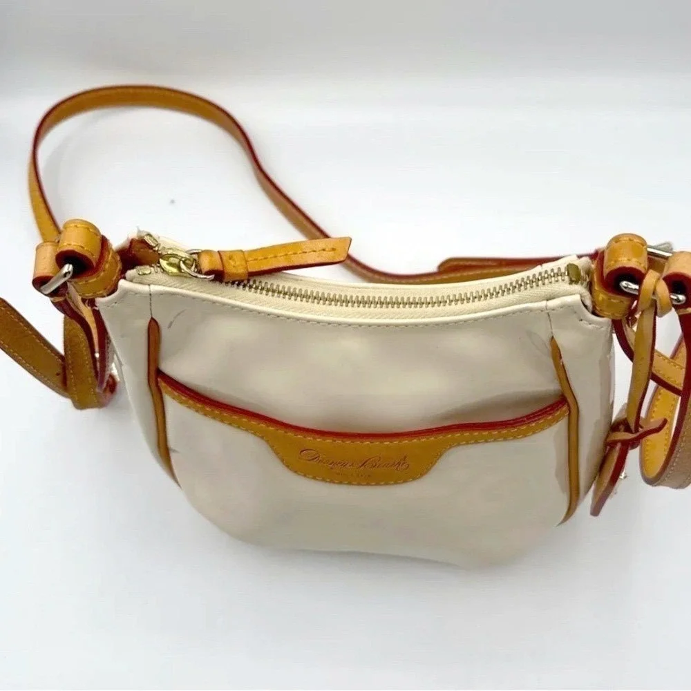 Dooney‎ & Bourke Cream Patent Leather Crossbody Bag Tan Trim Hobo Vintage 21-18